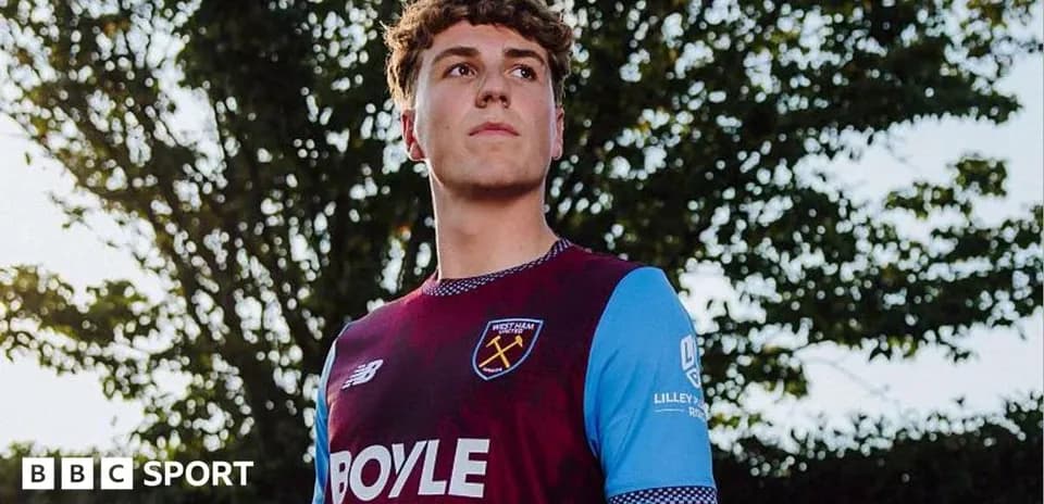 Joueur portant le maillot de West Ham United
