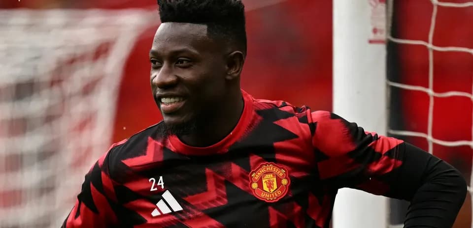 Gardien de but de Manchester United souriant