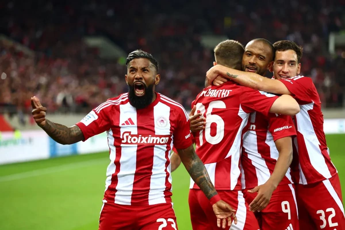 Joueurs d'Olympiakos célèbrent un but