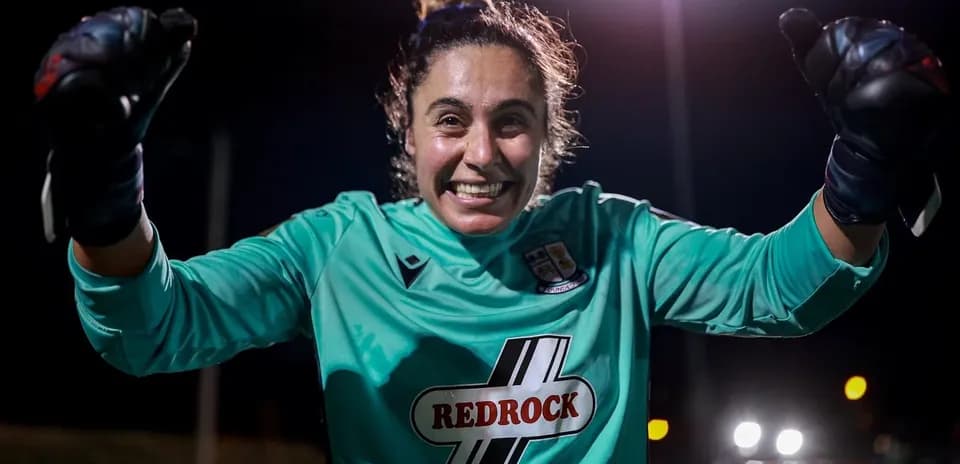 Gardienne célébrant avec les poings levés