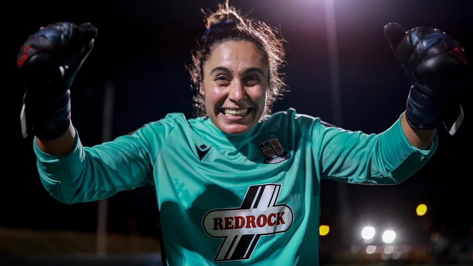 Gardienne célébrant avec les poings levés