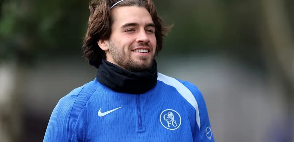Joueur en training avec un maillot bleu et écharpe