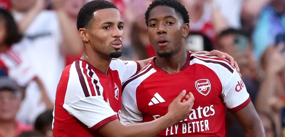 Joueurs d'Arsenal célébrant un but ensemble