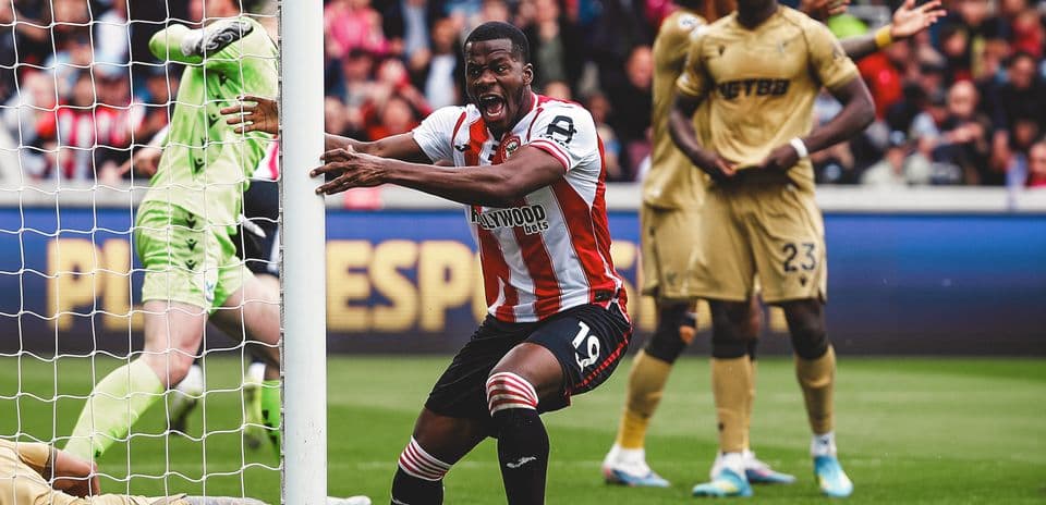 Joueur de Brentford célèbre un but marqué