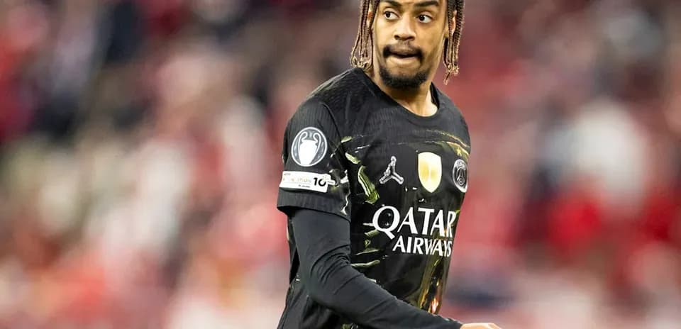 Joueur de football portant un maillot noir sur le terrain