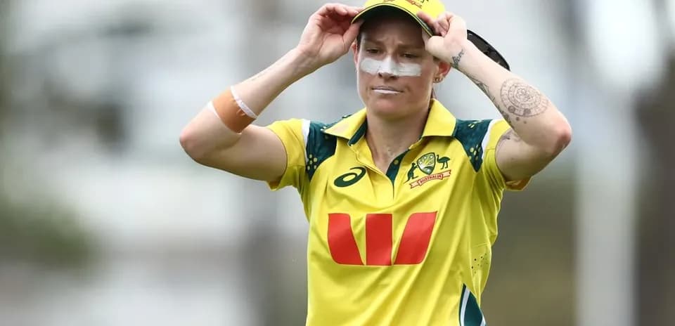 Joueuse australienne ajustant sa casquette sur le terrain