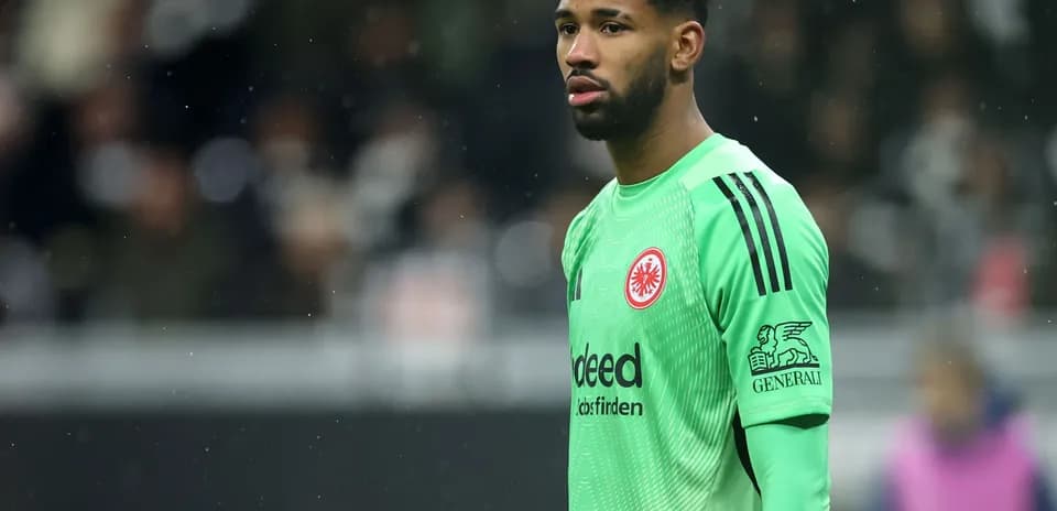 Gardien de but d'Eintracht Frankfurt sur le terrain