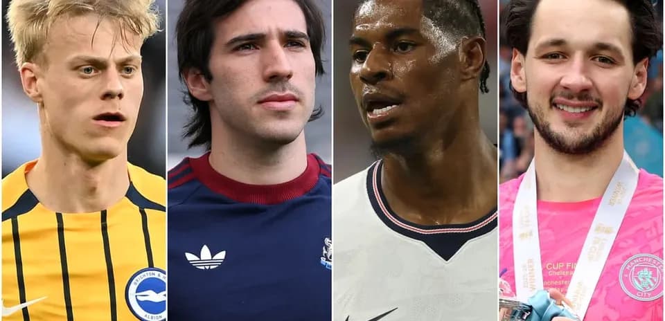 Quatre joueurs de football en portrait individuel