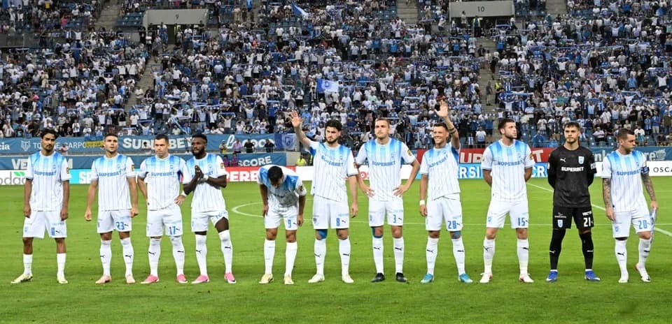 Joueurs de l'Universitatea Craiova saluant les supporters
