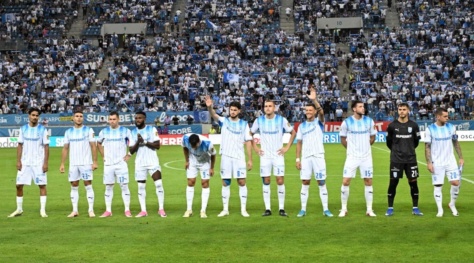 Joueurs de l'Universitatea Craiova saluant les supporters