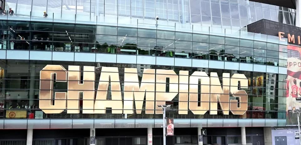 Écriteau 'CHAMPIONS' sur le stade Emirates
