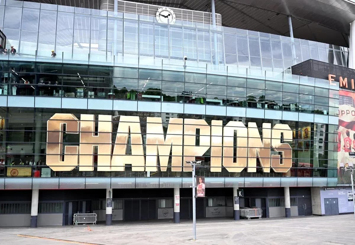 Écriteau 'CHAMPIONS' sur le stade Emirates