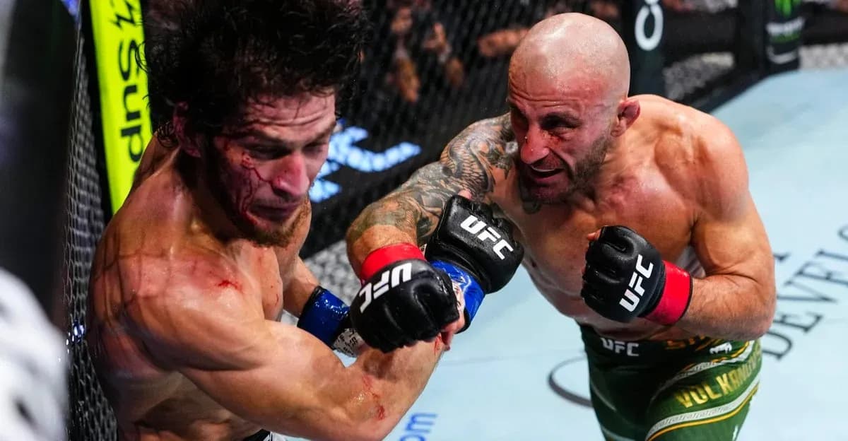Deux combattants se battant dans l'octogone UFC