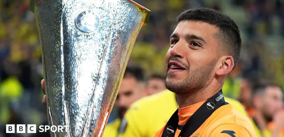 Joueur célébrant avec le trophée de l'Europa League