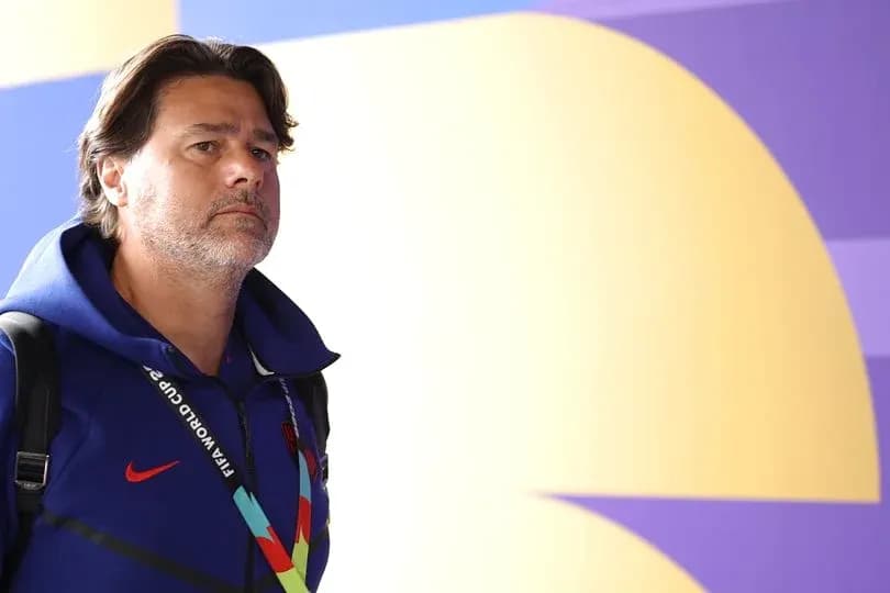 Entraîneur entrant avec un badge de la Coupe du Monde