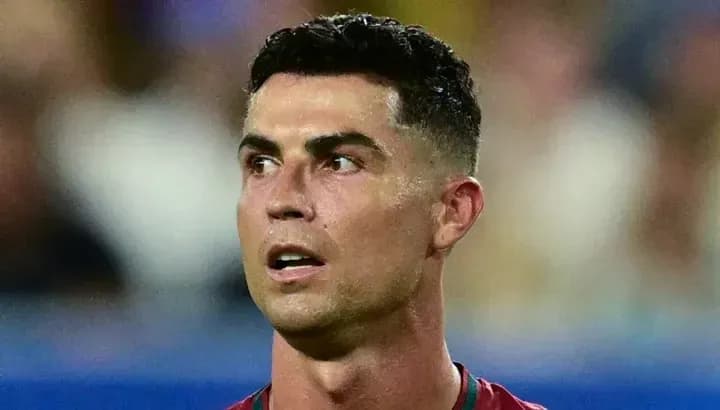 Joueur regardant pendant un match de football