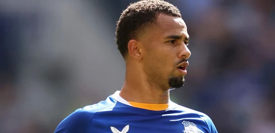 Joueur en maillot bleu d'Everton sur le terrain