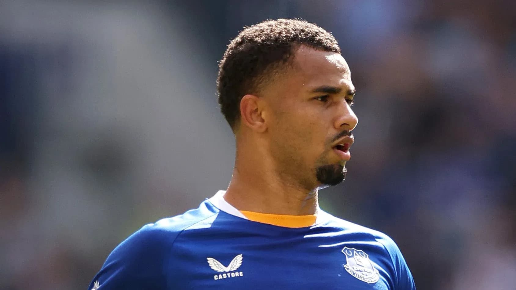 Joueur en maillot bleu d'Everton sur le terrain