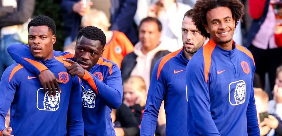 Joueurs néerlandais en entraînement, discutant ensemble