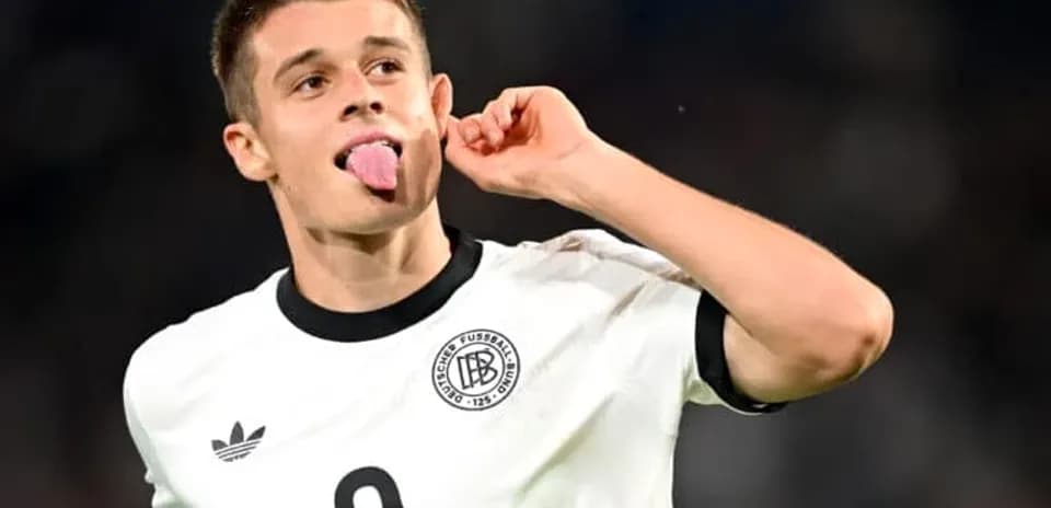 Joueur en maillot allemand célébrant avec la langue sortie