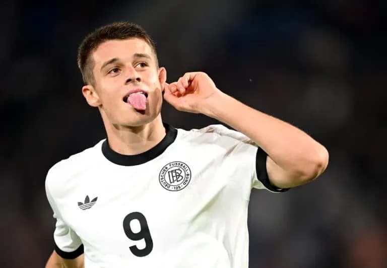 Joueur en maillot allemand célébrant avec la langue sortie