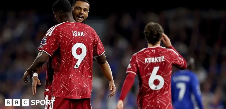Joueurs de l'équipe discutant sur le terrain