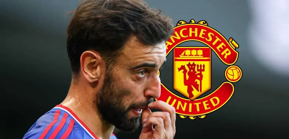 Joueur de Manchester United en tenue, logo en arrière-plan