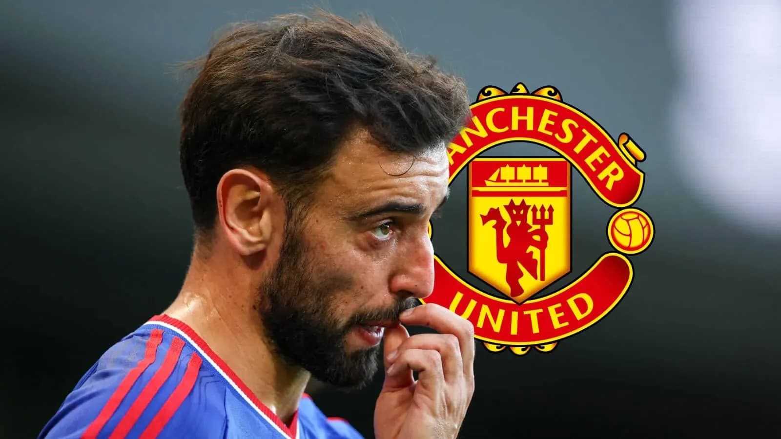 Joueur de Manchester United en tenue, logo en arrière-plan