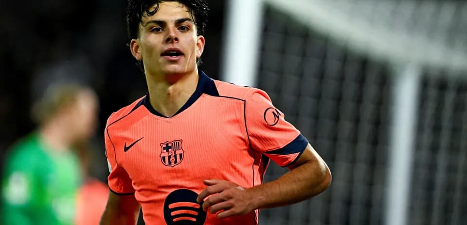 Joueur de Barcelone en tenue rose sur le terrain
