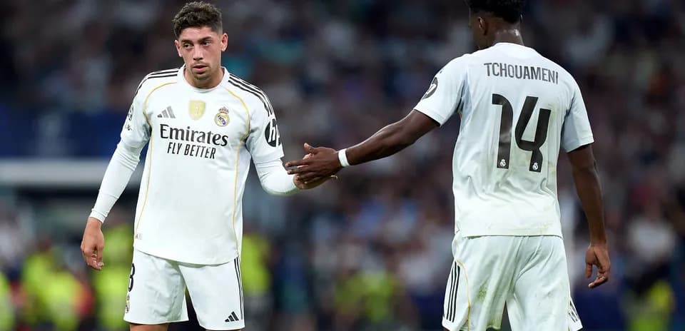 Joueurs du Real Madrid se serrant la main sur le terrain