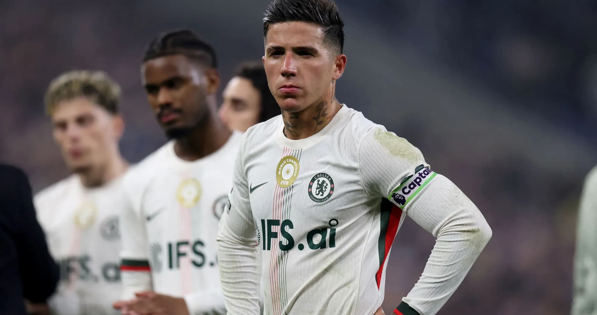 Joueur de Chelsea avec brassard de capitaine en match