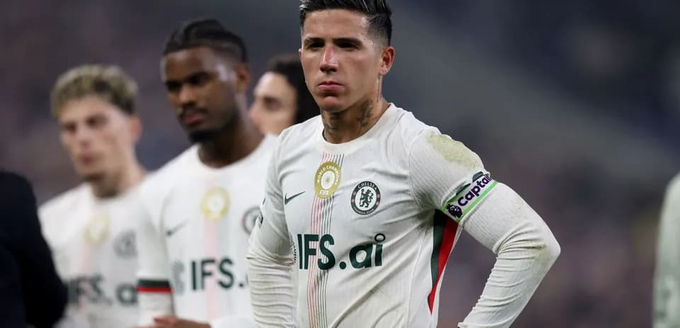 Joueur de Chelsea avec brassard de capitaine en match