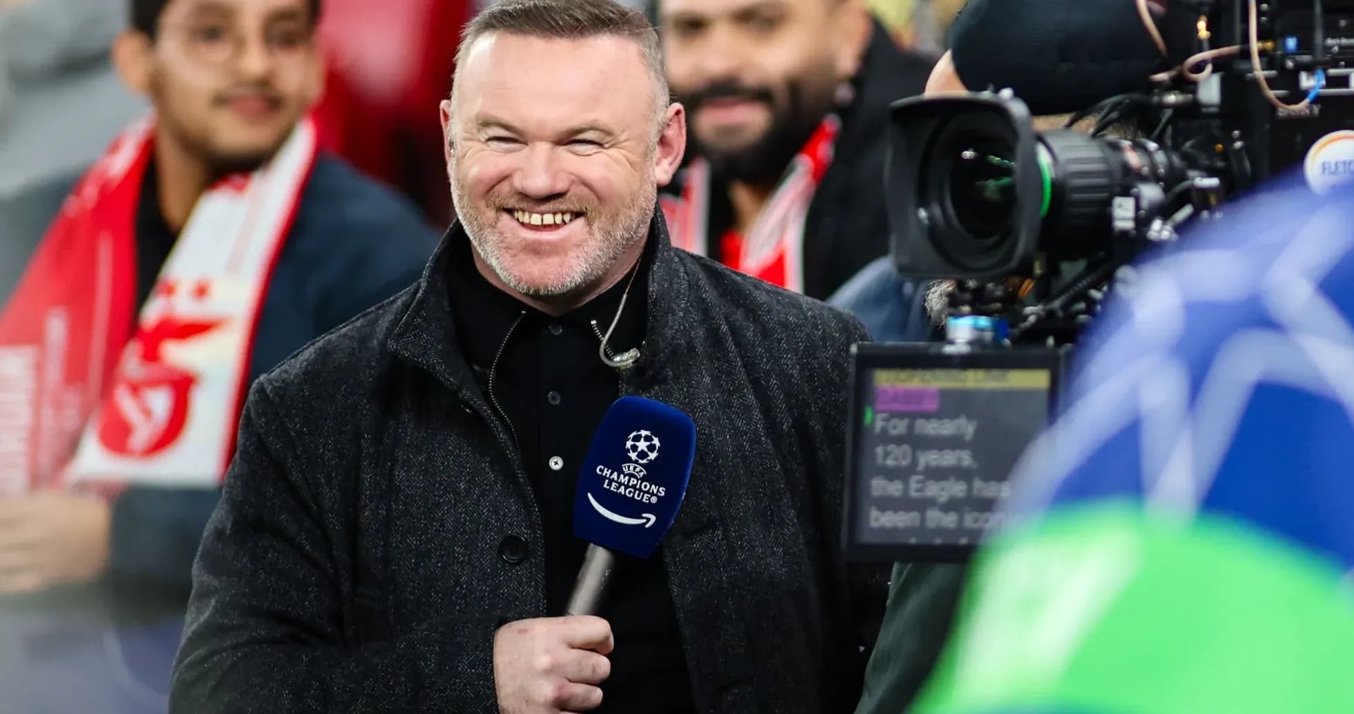 Commentateur souriant avec microphone avant le match