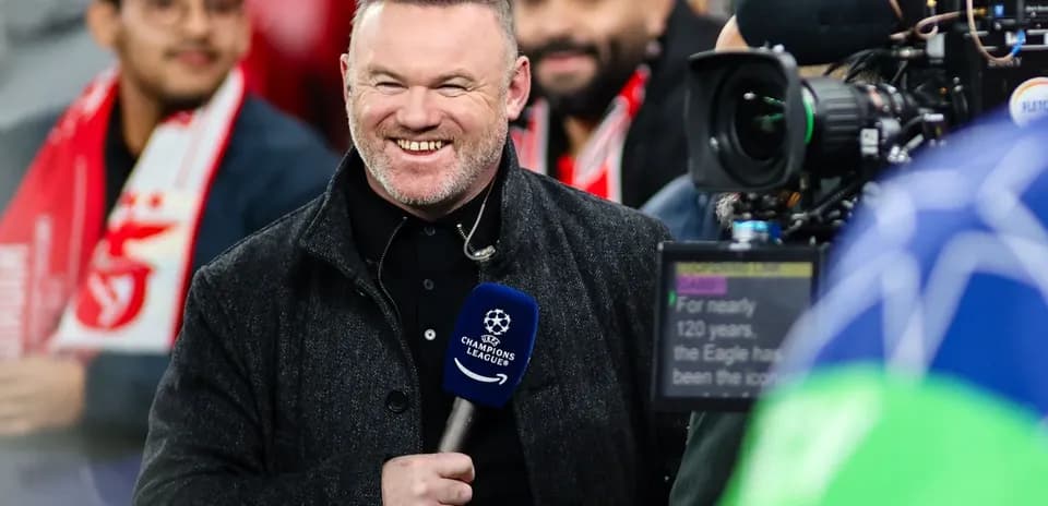 Commentateur souriant avec microphone avant le match