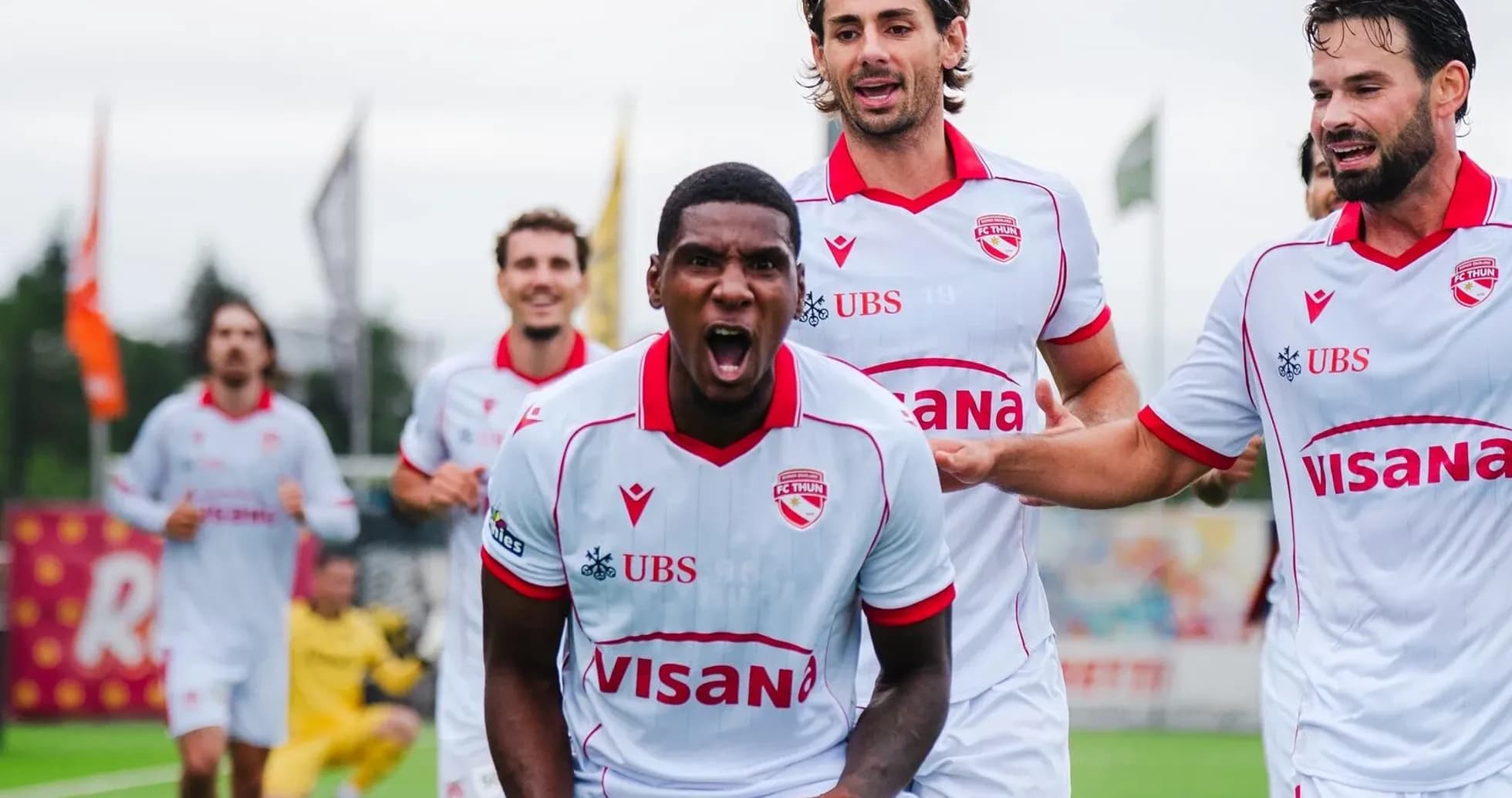 Joueurs de FC Thun célébrant un but