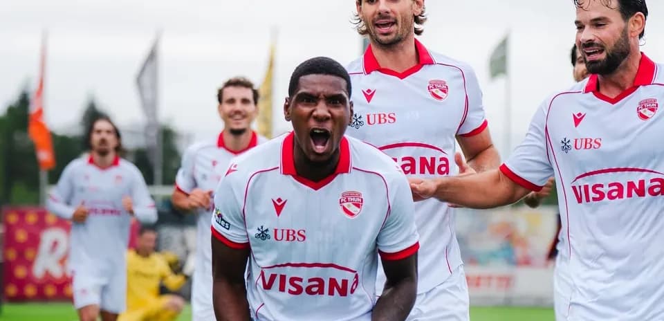 Joueurs de FC Thun célébrant un but