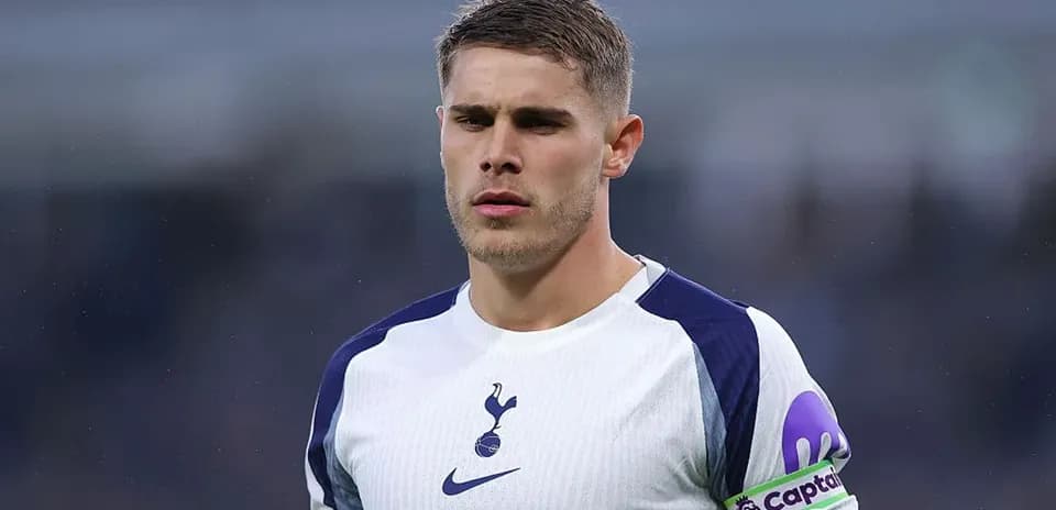 Joueur de Tottenham portant le brassard de capitaine