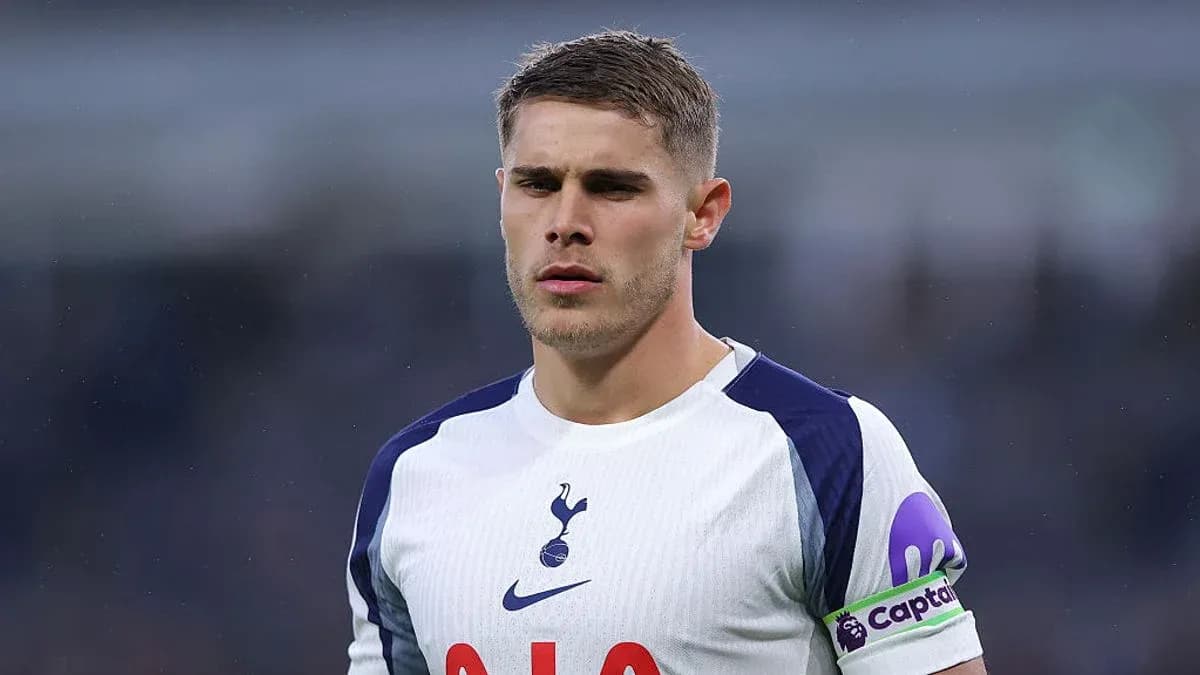 Joueur de Tottenham portant le brassard de capitaine