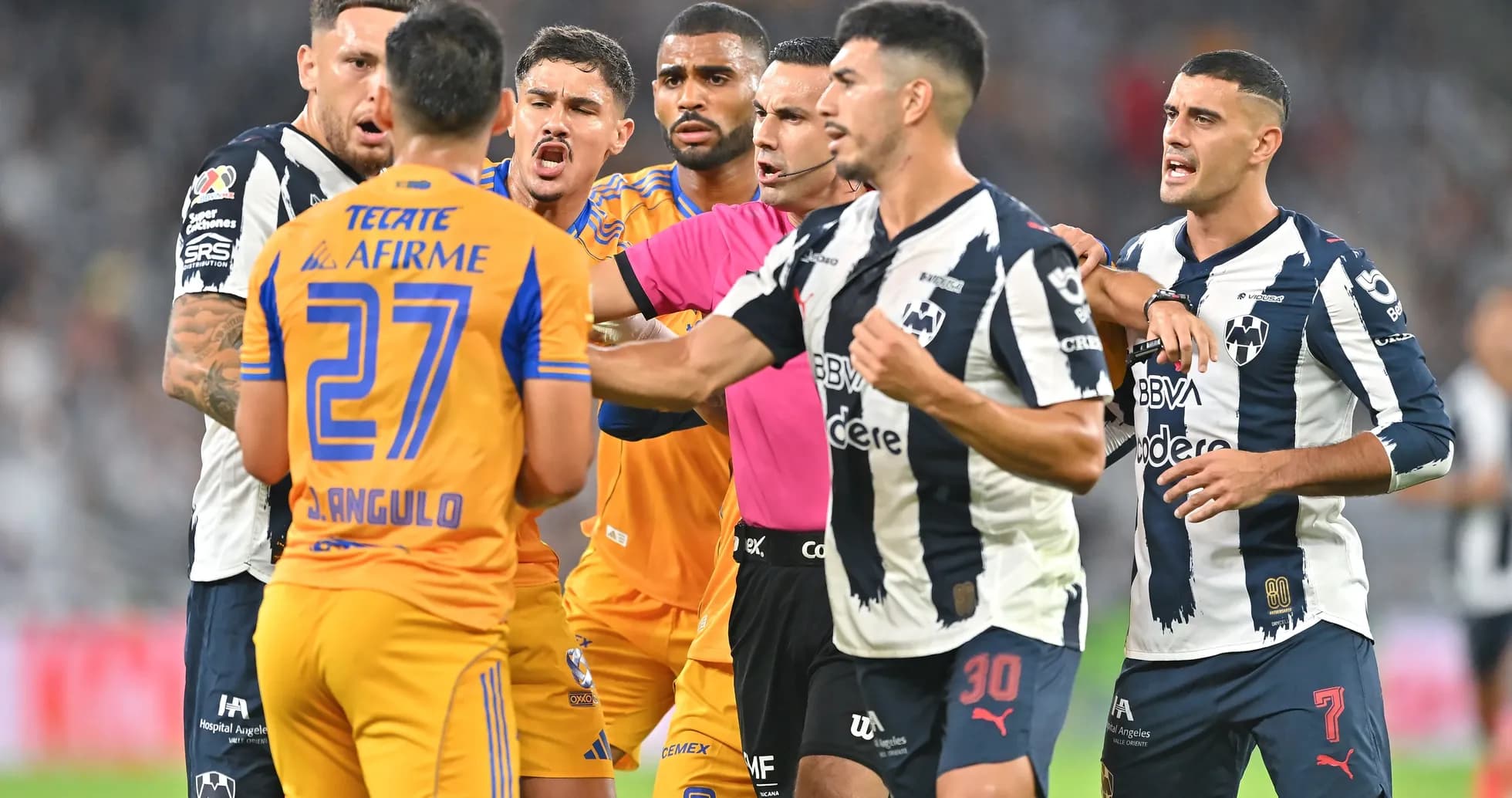 Joueurs de Monterrey et Tigres UANL en conflit