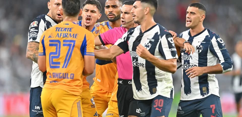 Joueurs de Monterrey et Tigres UANL en conflit