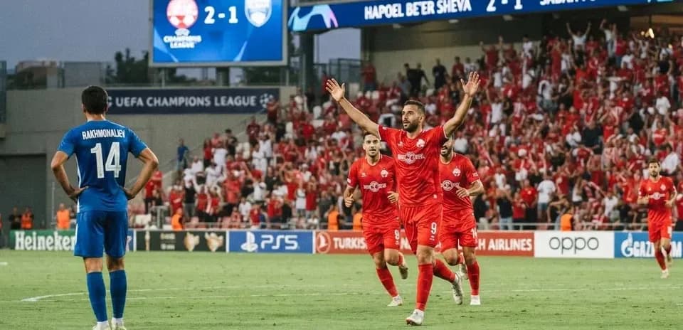Joueurs de Hapoel Beer Sheva célébrant un but