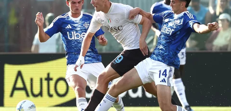 Joueurs de Napoli et Como en action