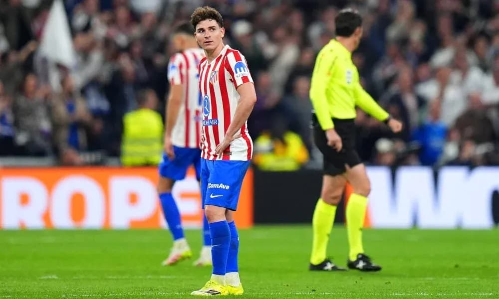 Joueur d'Atlético de Madrid sur le terrain après une action