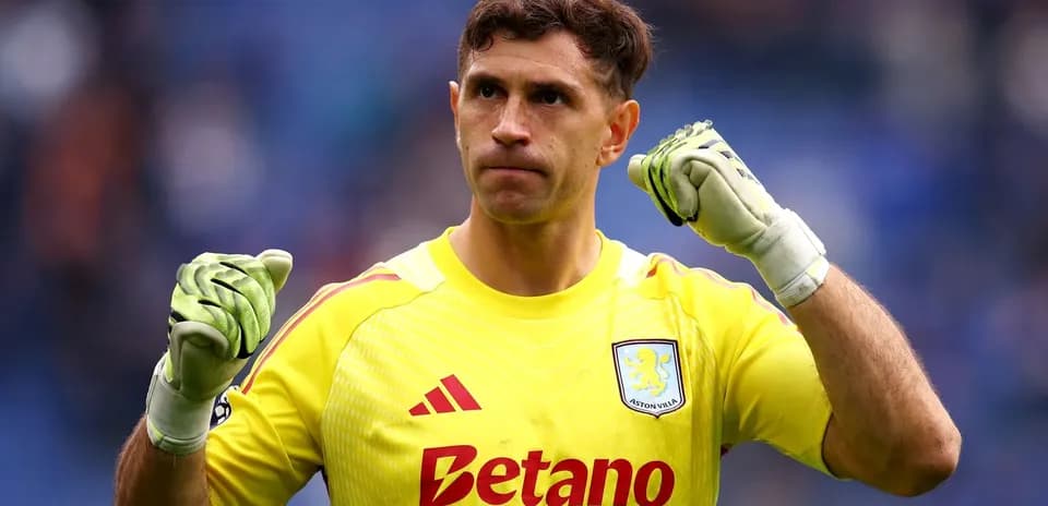 Gardien de but d'Aston Villa célébrant une action