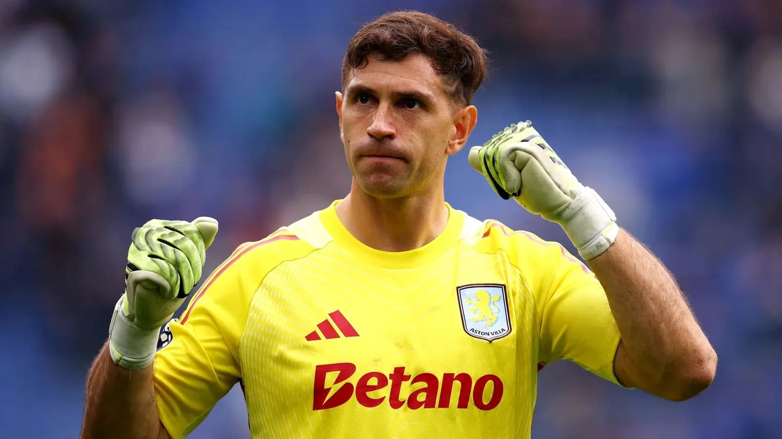 Gardien de but d'Aston Villa célébrant une action