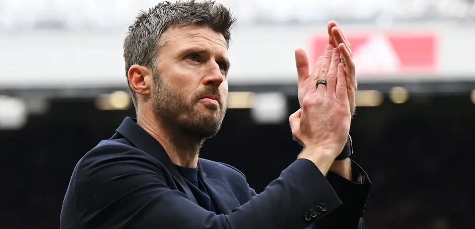 Entraîneur applaudissant après un match au stade