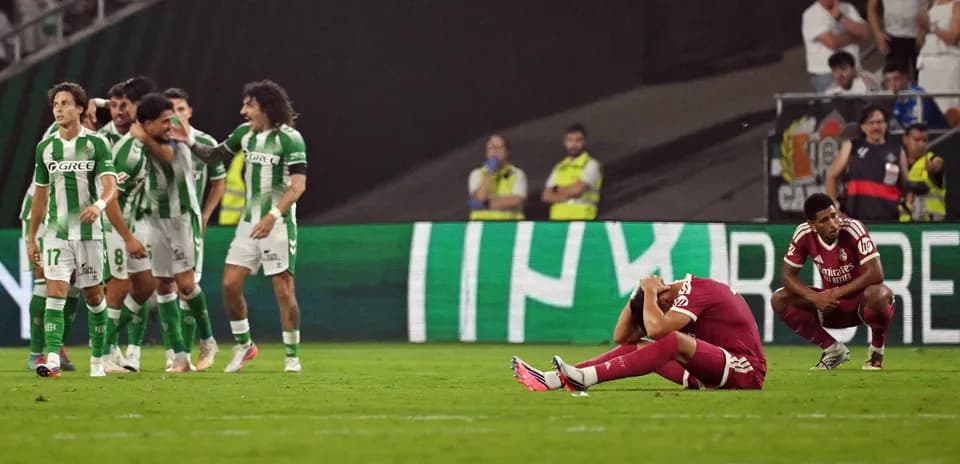 Joueurs de Betis célébrant après une défaite de l'équipe adverse