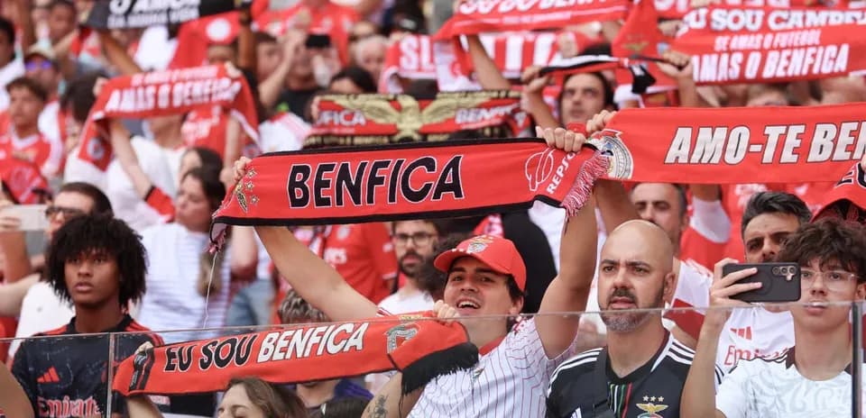 Supporters de Benfica avec des écharpes