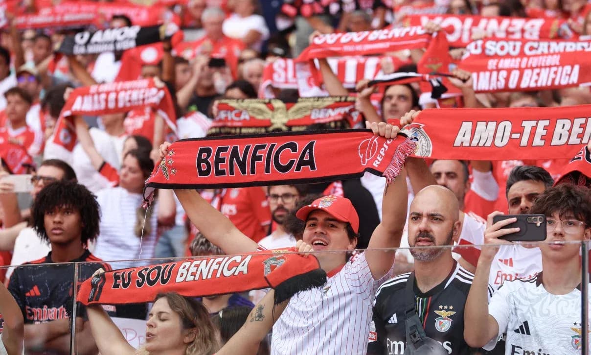 Supporters de Benfica avec des écharpes
