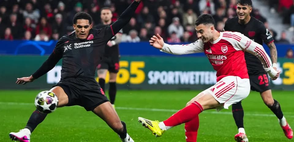 Un joueur d'Arsenal tirant au but contre Leverkusen